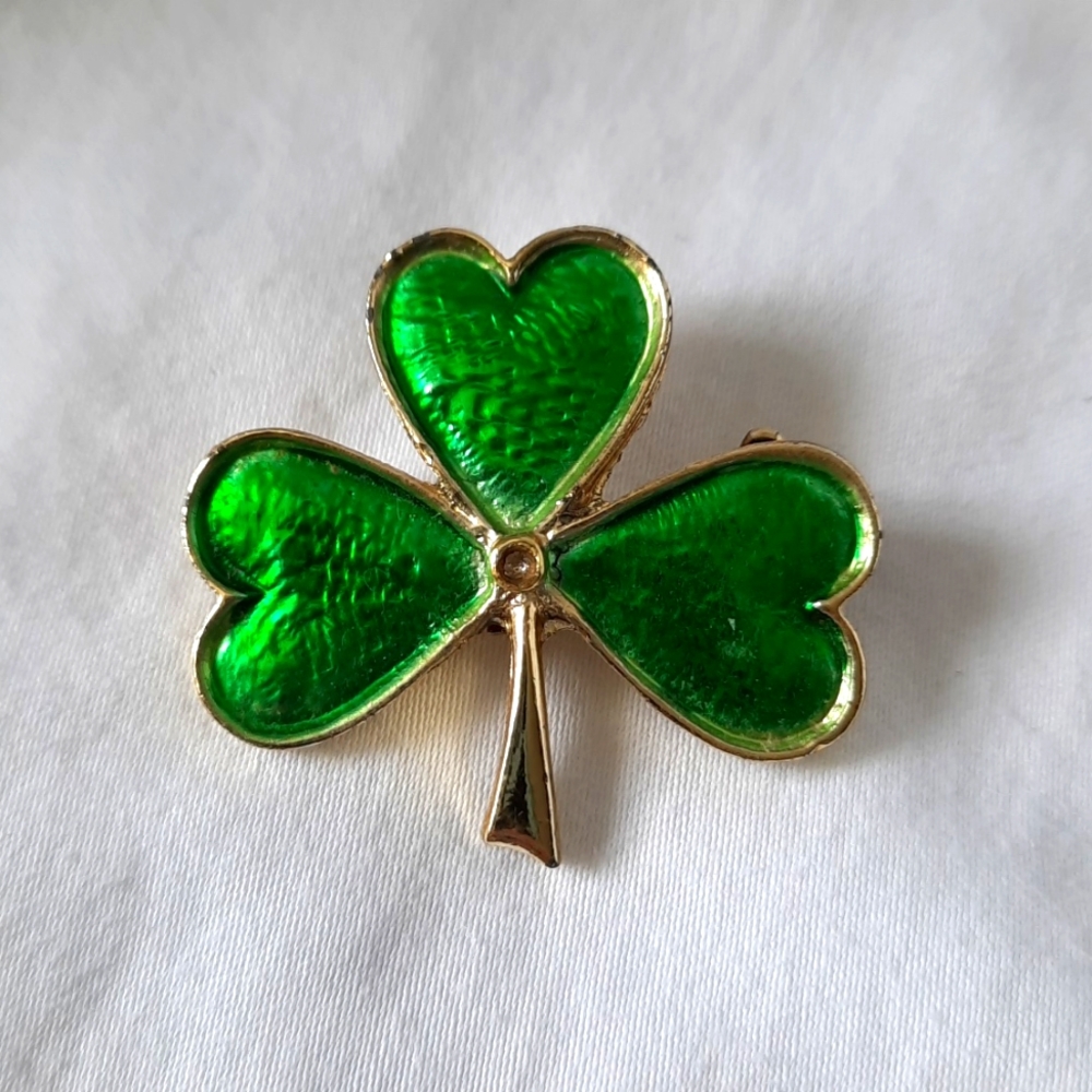 Shamrock pin ☘️
